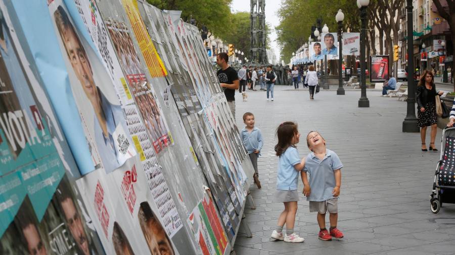Imagen de los carteles que hay en la Rambla Nova de Tarragona. Cartelería y mailing son los principales gastos de los partidos. FOTO: Pere Ferré