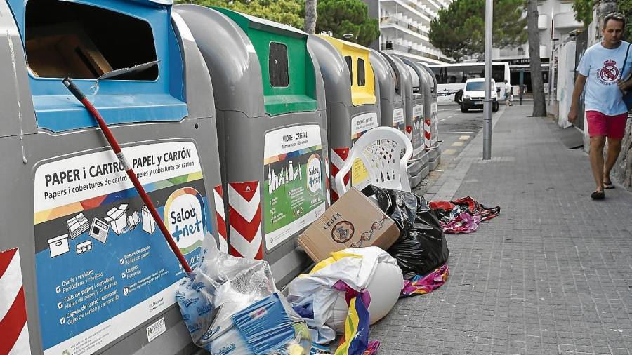 Bolsas de basura, sillas y cajas en medio de la calle, junto a los contenedores, en la calle Priorat esquina con Carles Buïgas. FOTO: A. González