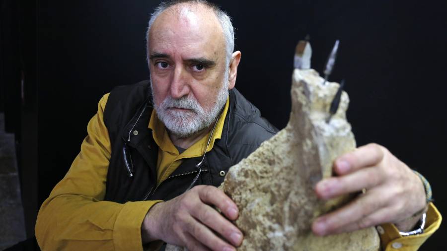 Imatge del pintor i escultor Antoni Camarasa amb una de les ermites. FOTO: pere ferré