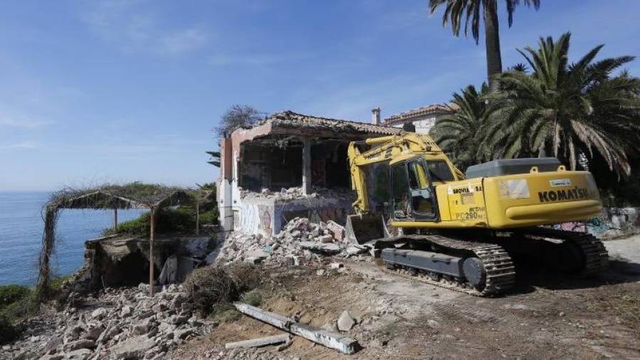 La excavadora empezó el lunes día 15 de mayo a demoler el chalet de lujo de Pedrol Rius