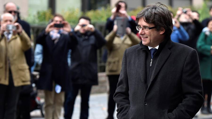 Carles Puigdemont arriba a la roda de premsa a Brussel·les aquest 31 d'octubre.
