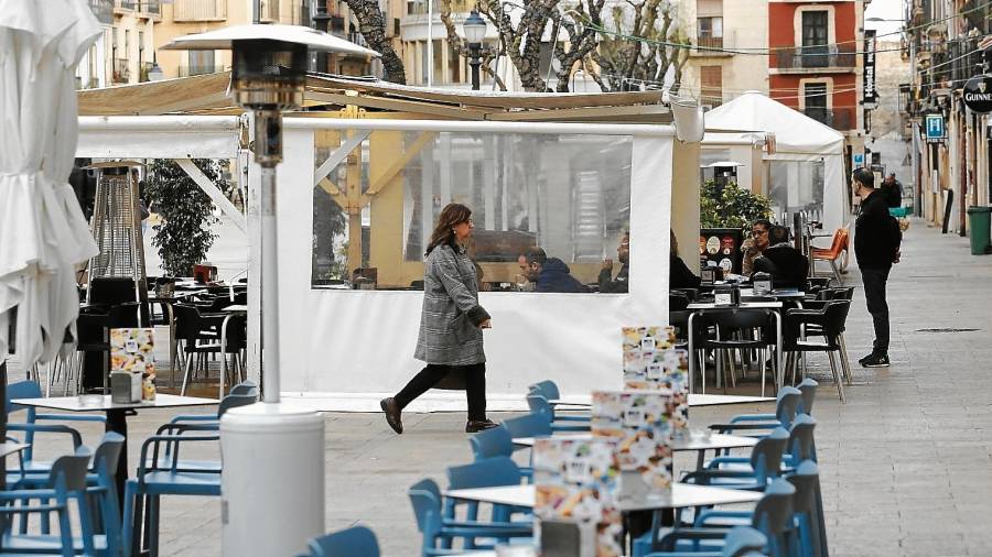 La Guàrdia Urbana abrió expediente el pasado domingo a 12 de los 17 establecimientos con terraza de la Plaça de la Font. FOTO: PERE FERRÉ