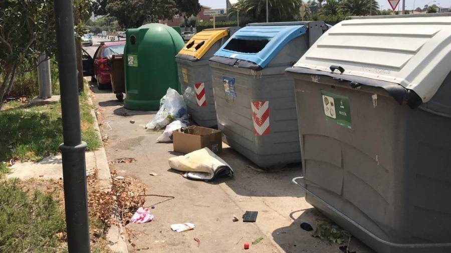 La suciedad de las inmediaciones de los contenedores y los olores persistentes son algunas de las críticas más frecuentes de los vecinos. Foto: dt