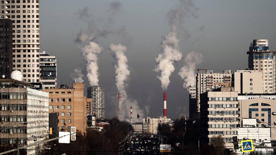 Chimeneas de una central térmica en Moscú. FOTO: EFE
