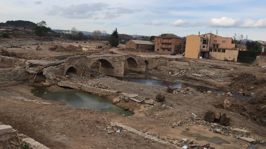 Imatge d’ahir del Pont Vell de Montblanc. Es calcula que els danys d’aquesta zona podrien superar als dos milions d’euros. FOTO: ALBA TUDÓ
