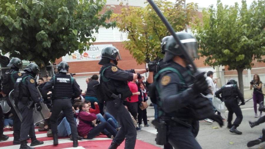 Imagen de las cargas policiales en Sant Esteve Sesrovires