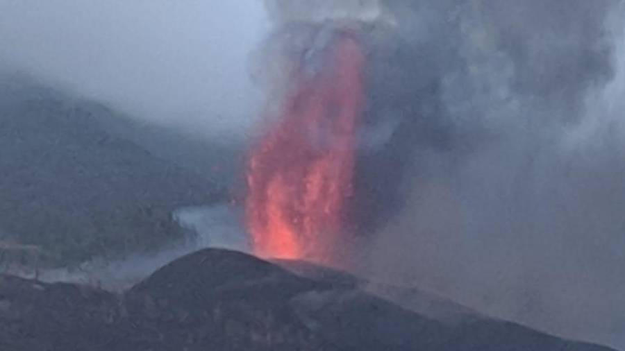 Imagen cedida por Celeste y Cristóbal del volcán Cumbre Vieja, en La Palma.