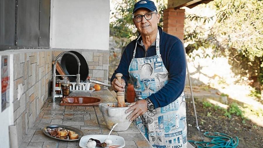 El cuiner, constructor i arreglador d’arts de pesca Manolo Quero preparant un romesco. FOTO: FABIAN ACIDRES