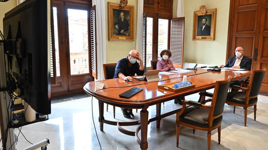 La concejala de Benestar, Montserrat Vilella y el alcalde de Reus, Carles Pellicer, en la sala de reuniones contemplando el pleno telemático de ayer. FOTO: Alfredo González