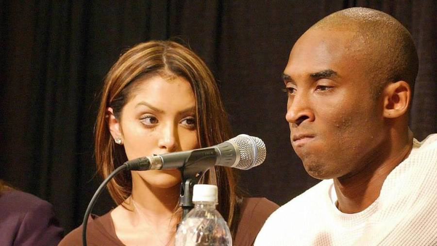 Imagen de la comparecencia pública de Kobe Bryant tras la acusación de violación. EFE