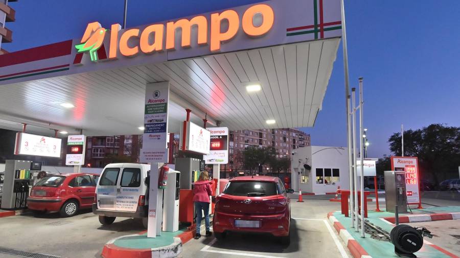 La estación de servicio que ofrece la gasolina más barata de la provincia es la de Alcampo en Reus. FOTO: Alfredo González
