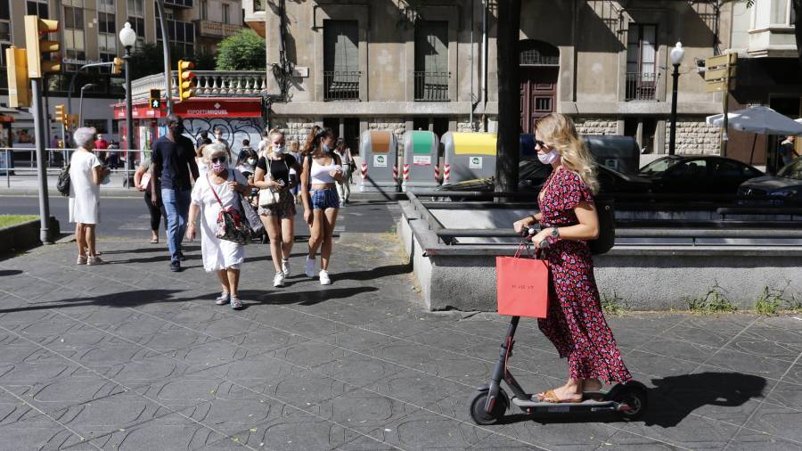 Una mujer, sobre un patinete eléctrico por la Rambla Nova de Tarragona. FOTO: PERE FERRÉ