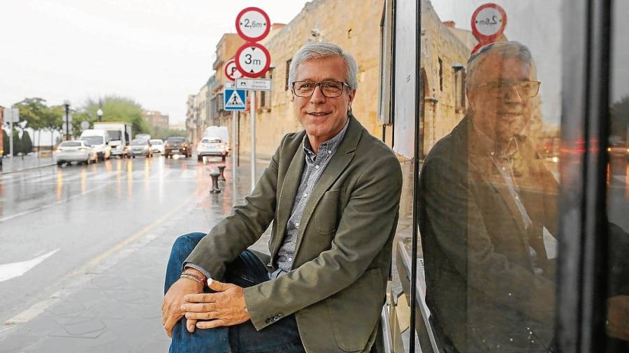 El alcalde de Tarragona, Josep Fèlix Ballesteros, sentado en una parada de autobús, en el Passeig de Sant Antoni. FOTO: alba mariné