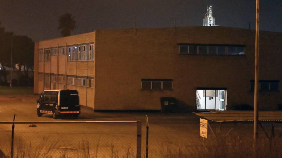 Una comisión judicial con varios agentes de Mossos d’Esquadra registró ayer las oficinas de la empresa. FOTO: ALFREDO GONZÁLEZ