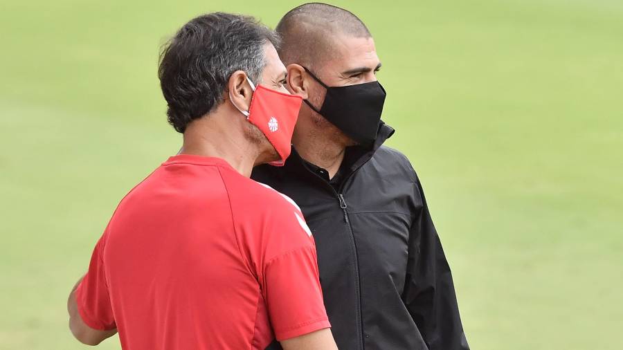 Toni Seligrat y Víctor Valdés charlando antes del partido. FOTO: ALFREDO GONZÁLEZ