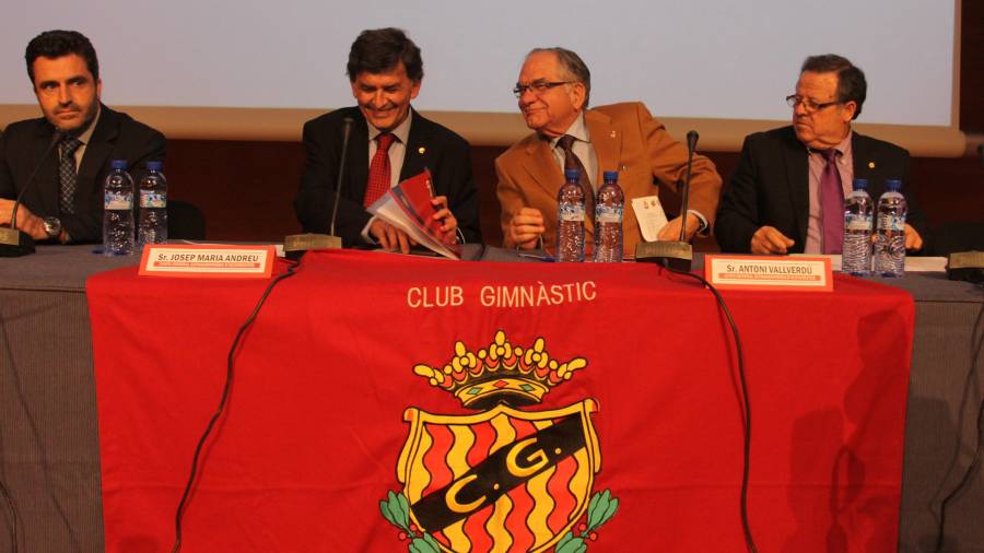 Josep Maria Andreu y Antoni Vallverdú (en el centro de la imagen) durante la Junta de Accionistas celebrada en el 2012. FOTO: Lluís Milián