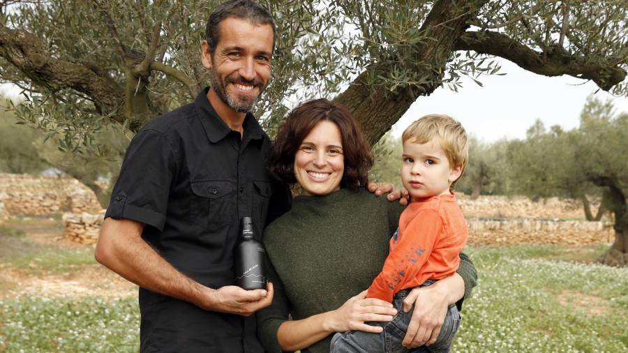 Xavi Guilera, con su esposa e hijo, en una de las fincas de olivos que trabajan