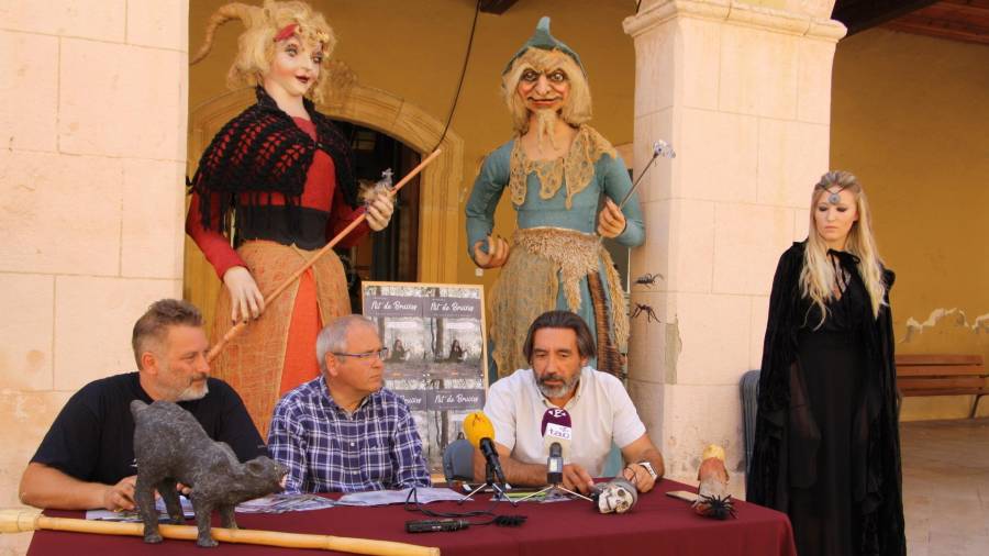 La presentació de la 17 edició de la Nit de Bruixes va ser a la Plaça del Pou. D'esquerra a dreta: Diego Spano, organitzador; l'alcalde Fèlix Alonso i el regidor de Turisme: Pere Gomes.