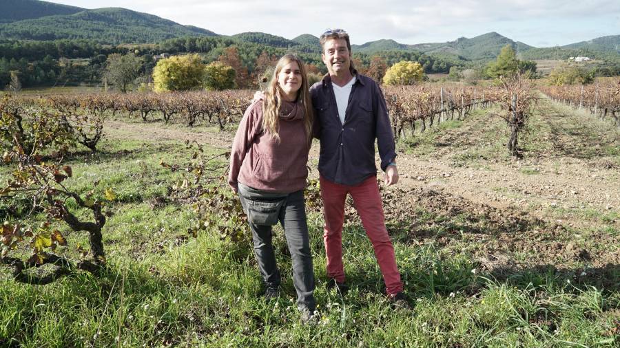 Mireia Henao y Kiko Figueras en los viñedos del Pla de Manlleu, FOTO: ALBA TUDÓ