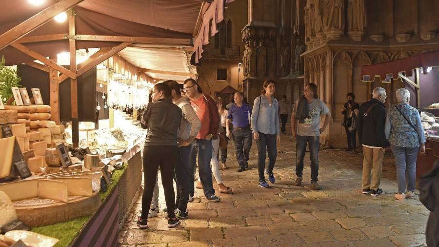 Turistas y tarraconenses disfrutan de la feria medieval y de la variedad de productos que ofrece, tales como quesos o embutidos. FOTO: Alfredo González