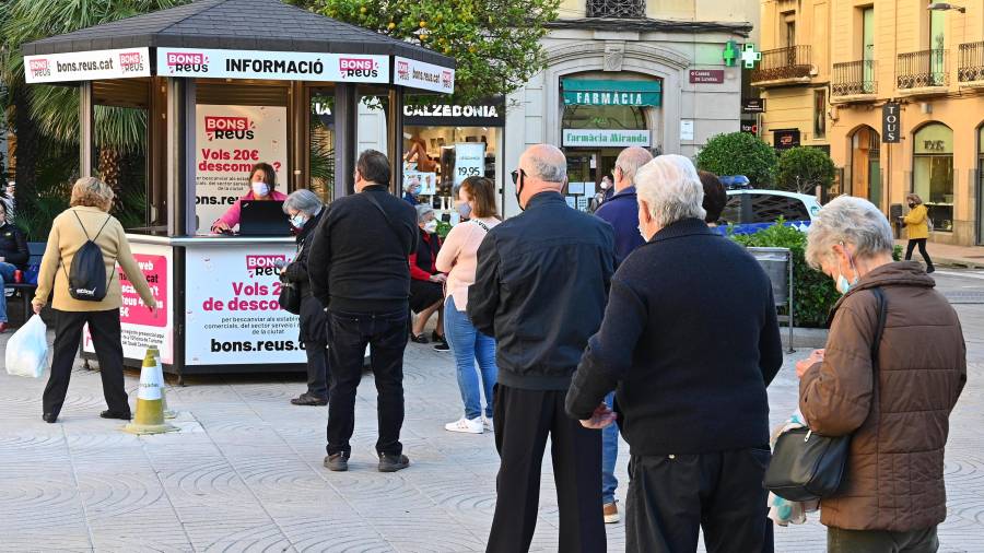 Foto d’arxiu de diverses persones fent cua per adquirir Bons Reus. FOTO: ALFREDO GONZÁLEZ