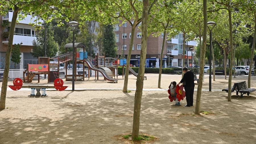 Una abuela y una nieta juegan en el parque actual de la plaza Antoni Correig, en el barrio Mare Molas. FOTO: ALFREDO GONZÁLEZ