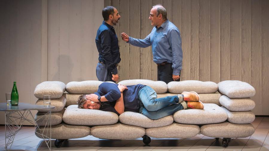 Pere Arquillué en el sofá y Lluís Villanueva y Francesc Orella de pie, en ‘Art’. Foto: David Ruano.