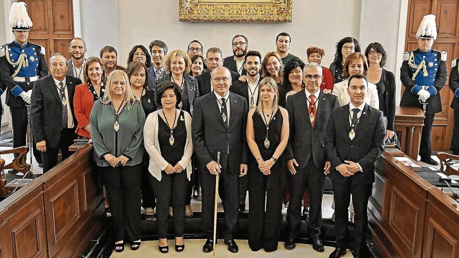 Fotografía de familia de los concejales que configuran el consistorio de Reus de este mandato y el alcalde, Carles Pellicer. FOTO: Alfredo González