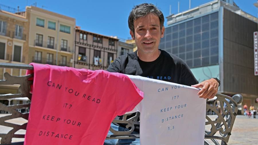 El fotógrafo de prensa Xavi Jurio con algunas de las camisetas que conciencian sobre la importancia de la distancia social. FOTO: Alfredo González
