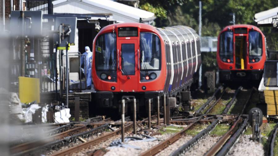 Policías forenses trabajan en el lugar donde se ha producido una explosión en un vagón de tren en la estación de metro Parsons Green en Londres. Foto: EFE