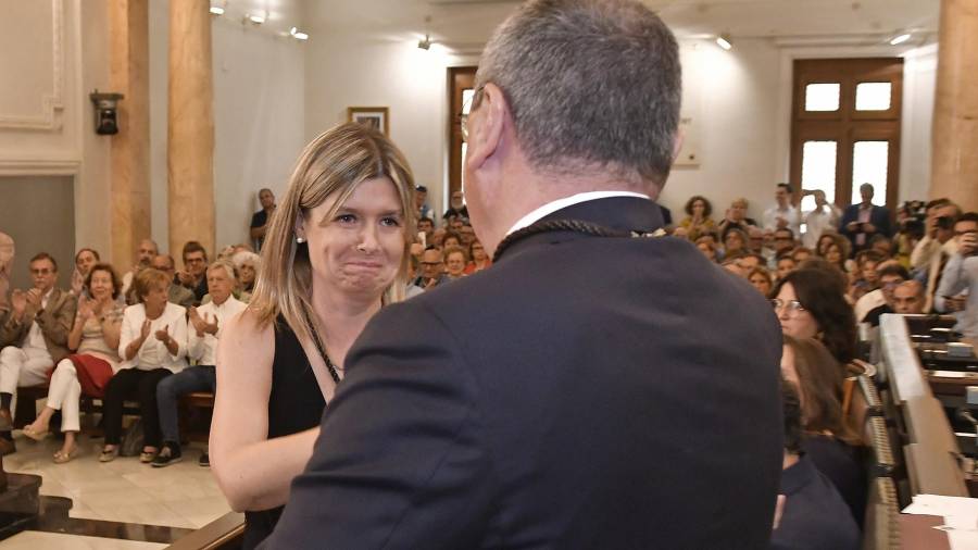 Noemí Llauradó (ERC) felicita a Carles Pellicer (Junts x Reus), instantes después de ser investido alcalde. FOTO: Alfredo González
