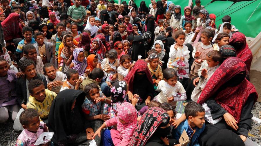 Decenas de niños yemeníes desplazados participan en una actividad en un campamento de refugiados en Amrán. FOTO: EFE