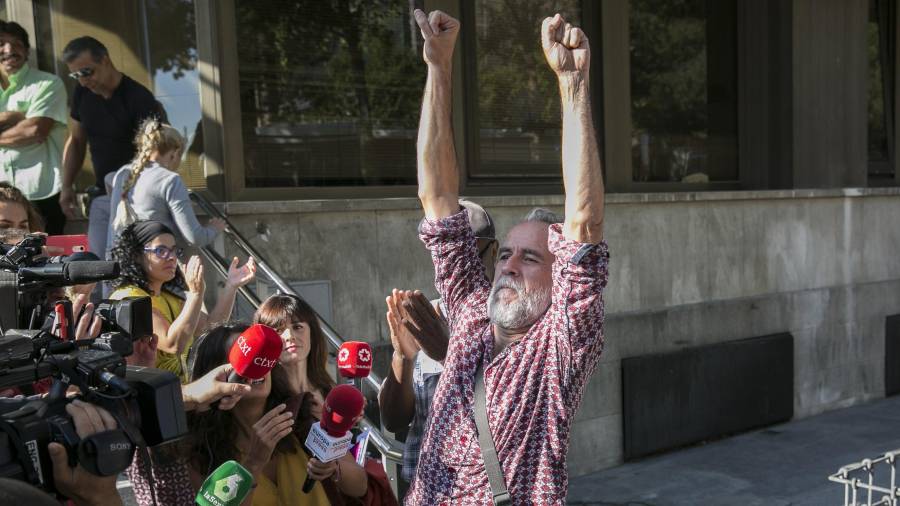 El actor Willy Toledo atiende a los medios de comunicación tras declarar hoy ante el juzgado de instrucción número 11 de Madrid