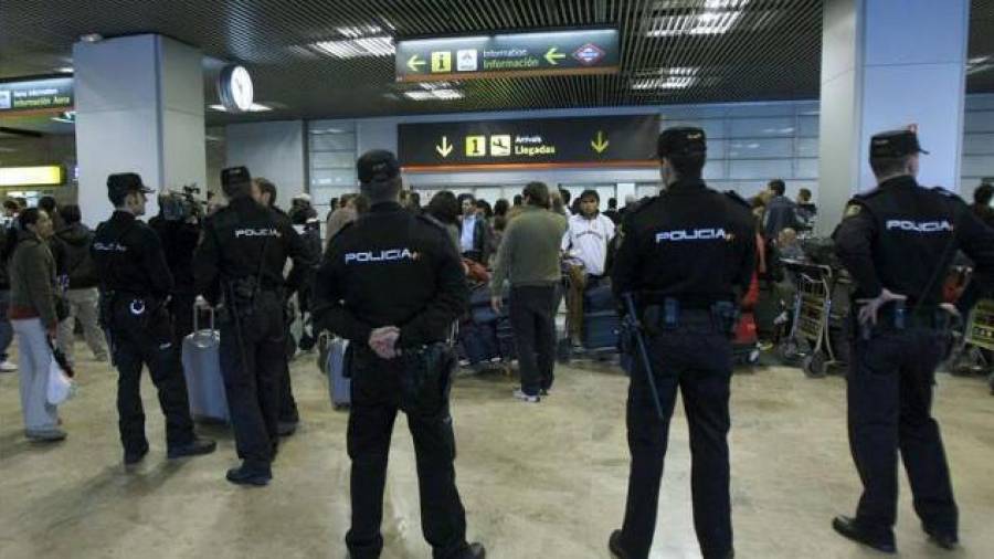 Imagen de la policía en el aeropuerto de Barajas. EFE