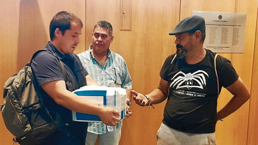 Jorge Fernández entregó una caja llena de documentación a Iván Sanz, de AdC, en un descanso de la sesión. FOTO: Cristina Sierra