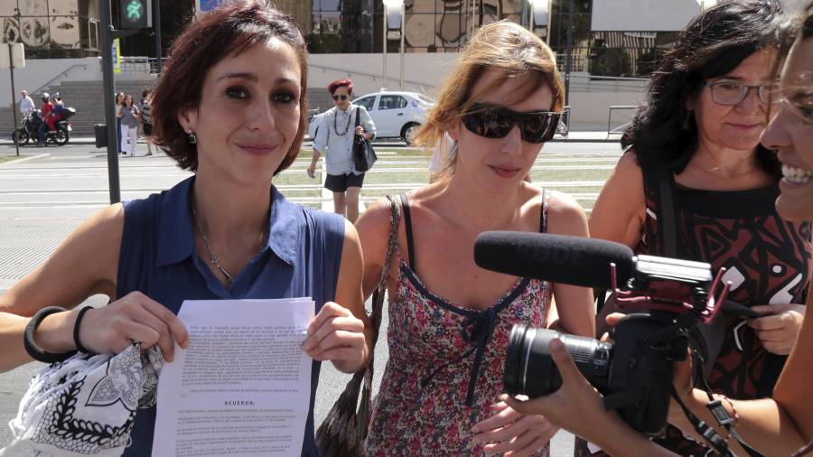 Juana Rivas (i), acompañada de su hermana Isabel (c), el martes a la salida de los juzgados. Foto: pepe torres/efe