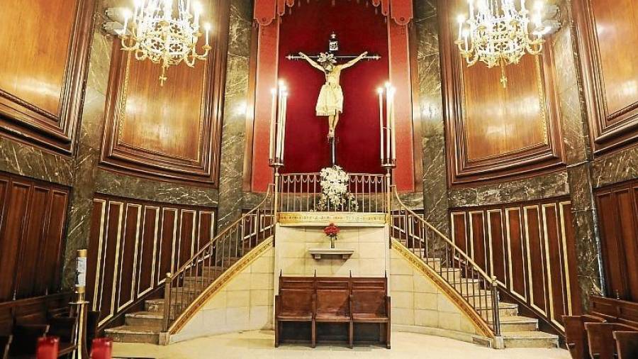 Aspecto de las dos pequeñas escaleras que tiene el altar mayor del templo de la Reial Congreagció de la Puríssima Sang. FOTO: a. mariné
