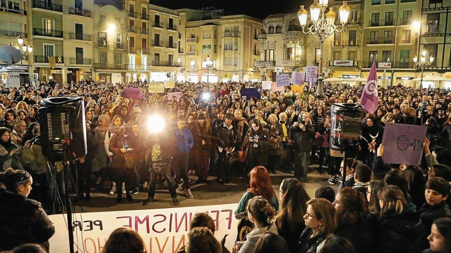 Más de un millar de personas se reunió ayer en la plaza del Mercadal en la manifestación convocada por L’Hora Violeta. FOTO: alba mariné