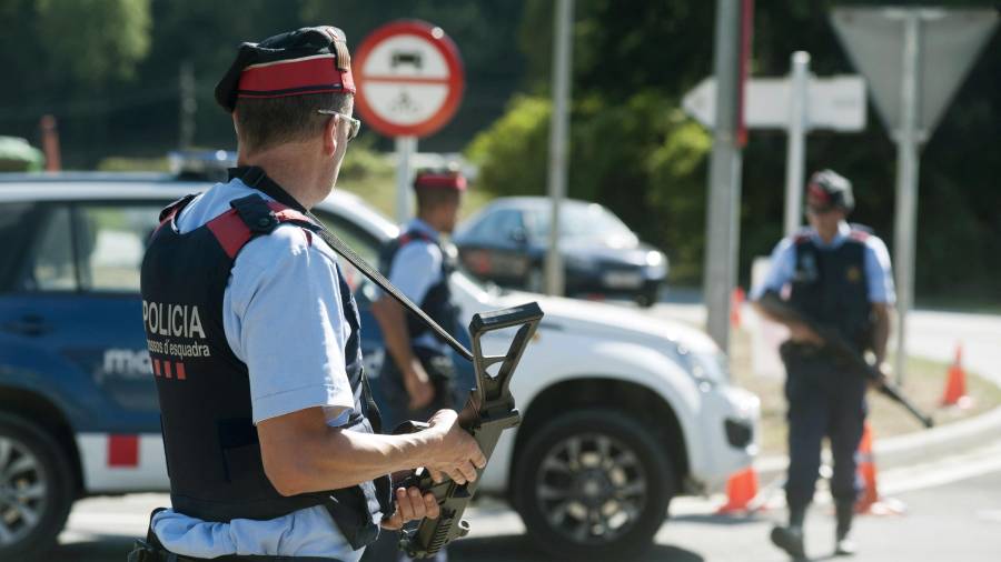 Varios agentes de los Mossos D¿Esquadra vigilan en un control en la carretera C-17 a su paso por Ripoll. Foto: EFE