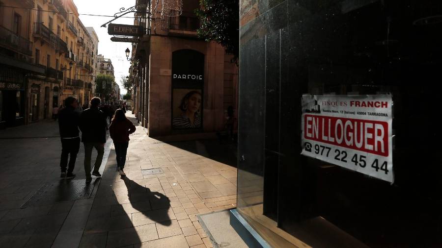 La Rambla Nova ha visto cerrarse muchos negocios en los últimos años. FOTO: FABIÁN ACIDRES