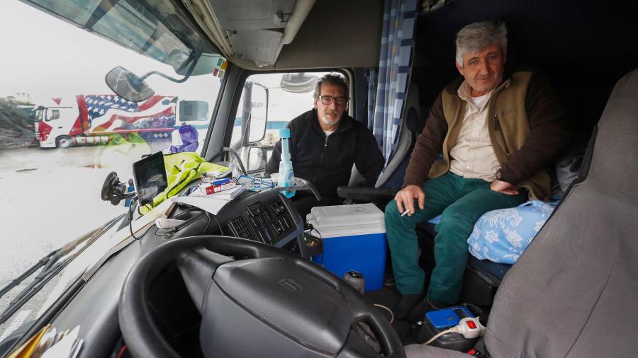 Los camioneros Osvaldo Rivas y Antonio Hernández, aparcados en Atlafulla. Foto: Pere Ferré
