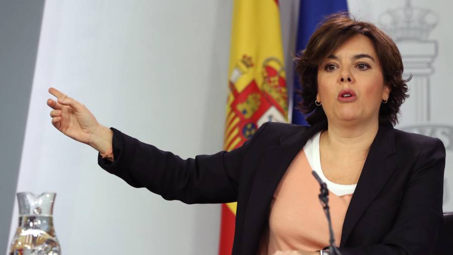 La vicepresidenta del Gobierno, Soraya Sáenz de Santamaría, ayer tras el Consejo de Ministros. FOTO: efe