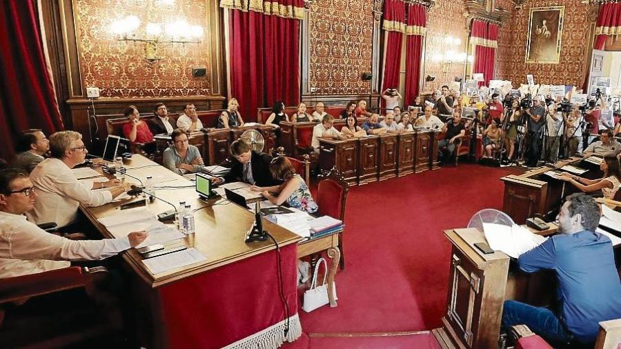 El polémico pleno del viernes en Tarragona, en el que se aprobó una moción contra el referéndum. Foto: ll. MILIÁN