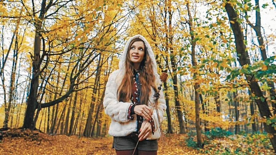 Olga Pes, en un bosque de Reken (Alemania), en una imagen de ‘Liebe’, su nuevo clip. Foto: Alan Pardines