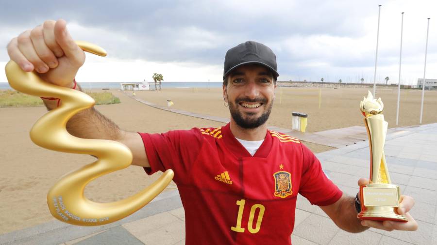 Llorenç Gómez en la playa de Torredembarra, la arena que lo vio nacer, con el trofeo de Mejor Jugador del Mundo. FOTO: PERE FERRÉ