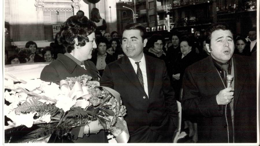 1973. Maria Rosa Miró Alsina y Ramón Boronat Vallvé, en la Plaça Corsini. A su lado, el locutor y publicista Manolo Pastor.