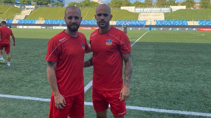 Sergi Moreno y Ton Alcover en el último entrenamiento en Badalona antes del partido de hoy ante el Hospitalet en las semifinales del play off de ascenso a Segunda División B. FOTO: Cedida