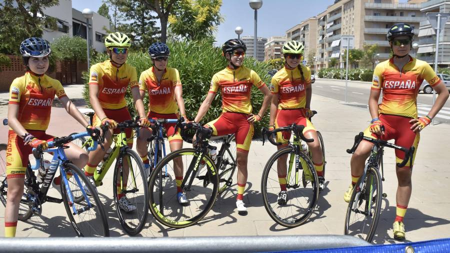 Imagen de las seis integrantes del equipo español femenino, antes de la carrera. FOTO: Alfredo González