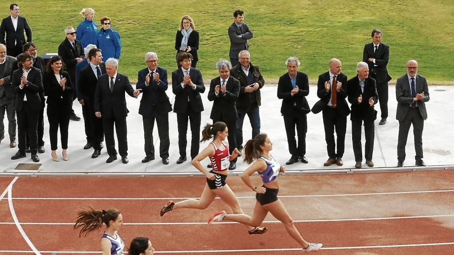 Ocho jóvenes atletas tarraconenses estrenaron la pista con una carrera de 60 metros, bajo la mirada de los políticos. FOTO: lluís milián
