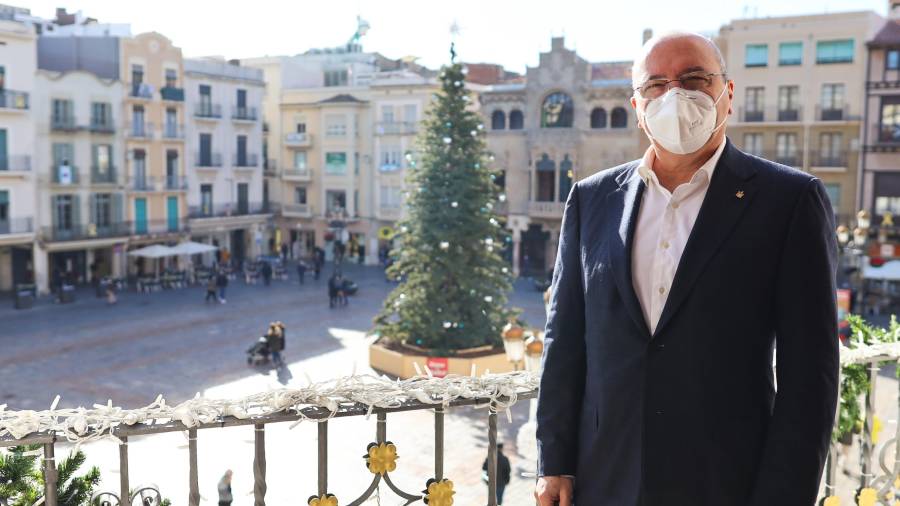 El alcalde de Reus, Carles Pellicer, en el balcón del Ayuntamiento con el árbol de Navidad de la plaza Mercadal de fondo. FOTO: ALBA MARINÉEL ALCALDE PELLICER DURANTE LA ENTREVISTA. FOTO: ALBA MARINÉ